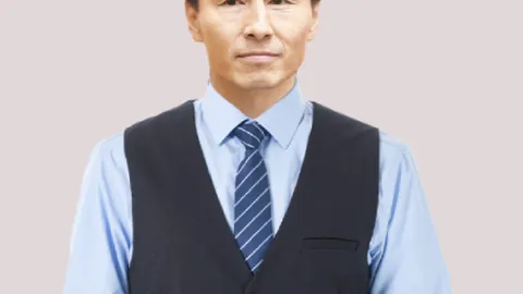 “成都世运会友谊赛首场亮相，国际世界运动会协会主席同市民同场竞技”